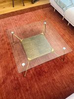 Schöner Couchtisch mit Glasplatte