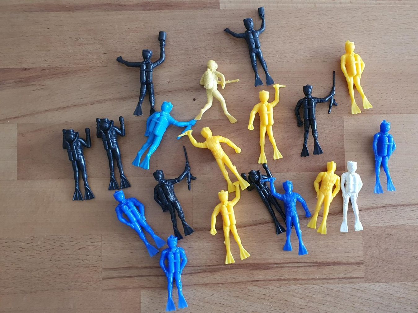 Statuette: 19 Figurines de plongeurs – Usato da Romainmôtier venduto da Oaxaca9 1