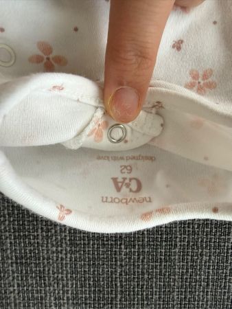 Baby Strampler C&A Blumenmuster weiss Grösse 62