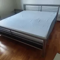 Komplettes Doppelbett Metall mit Nachttisch guter Zustand