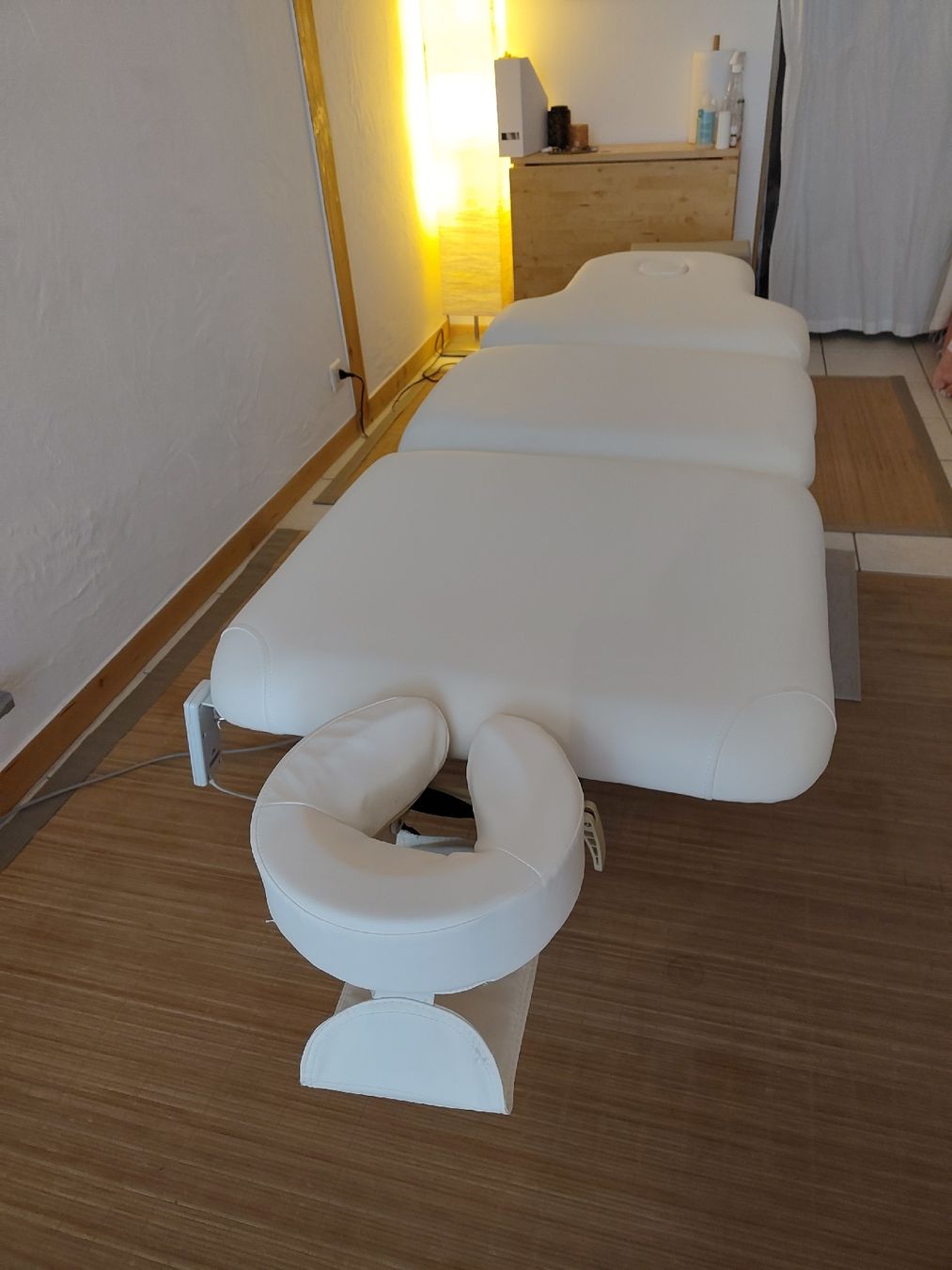 Sonstige Körperpflege: table de massage électrique  – Gebraucht aus Avenches von syl_2fv6 3