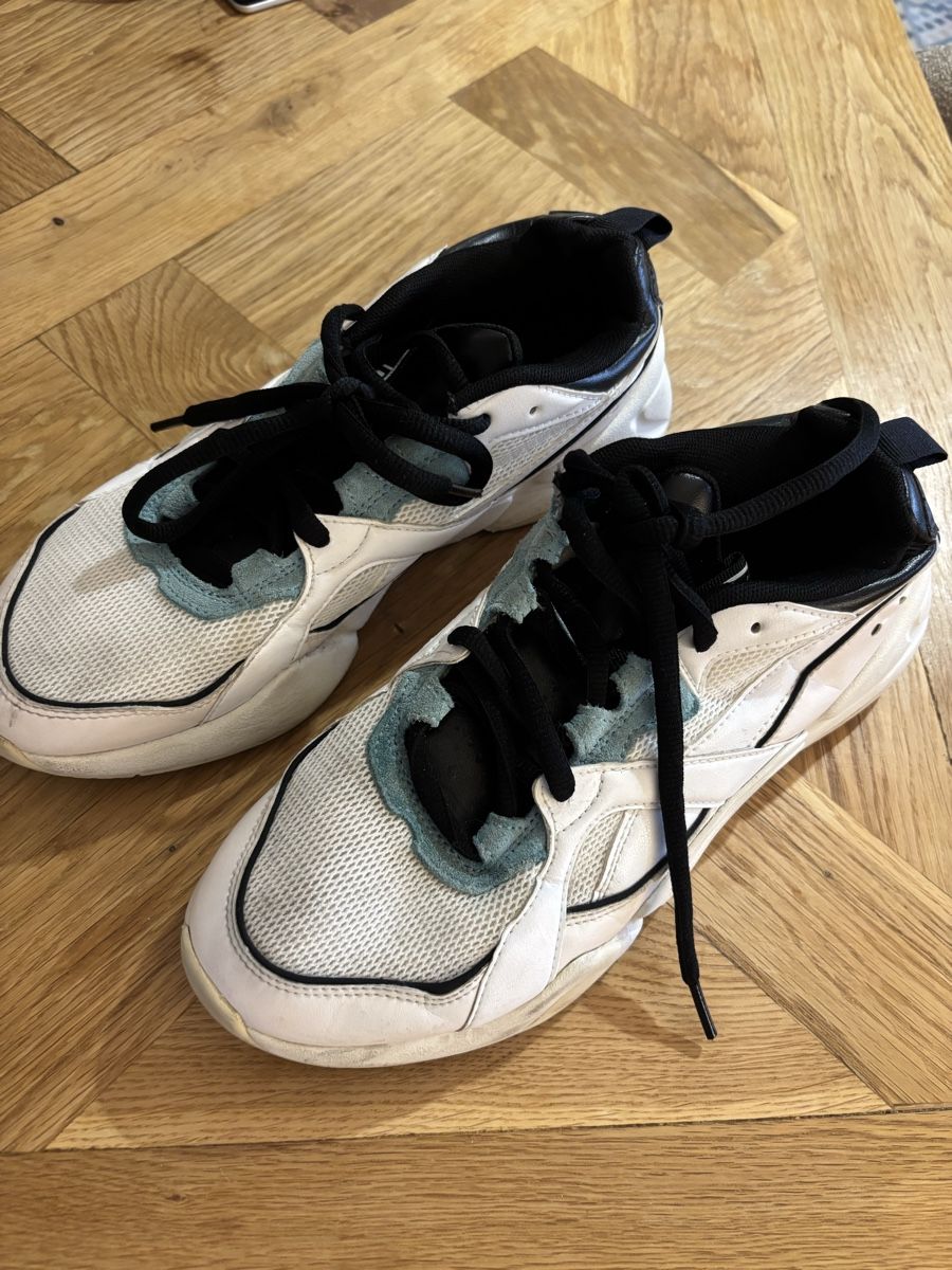 Puma Scarpe da donna: Puma, baskets blanches et noires, taille 40, bon état – Usato da GENÈVE venduto da Gaasss 1