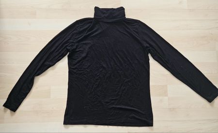 Schwarzer Rollkragenpullover