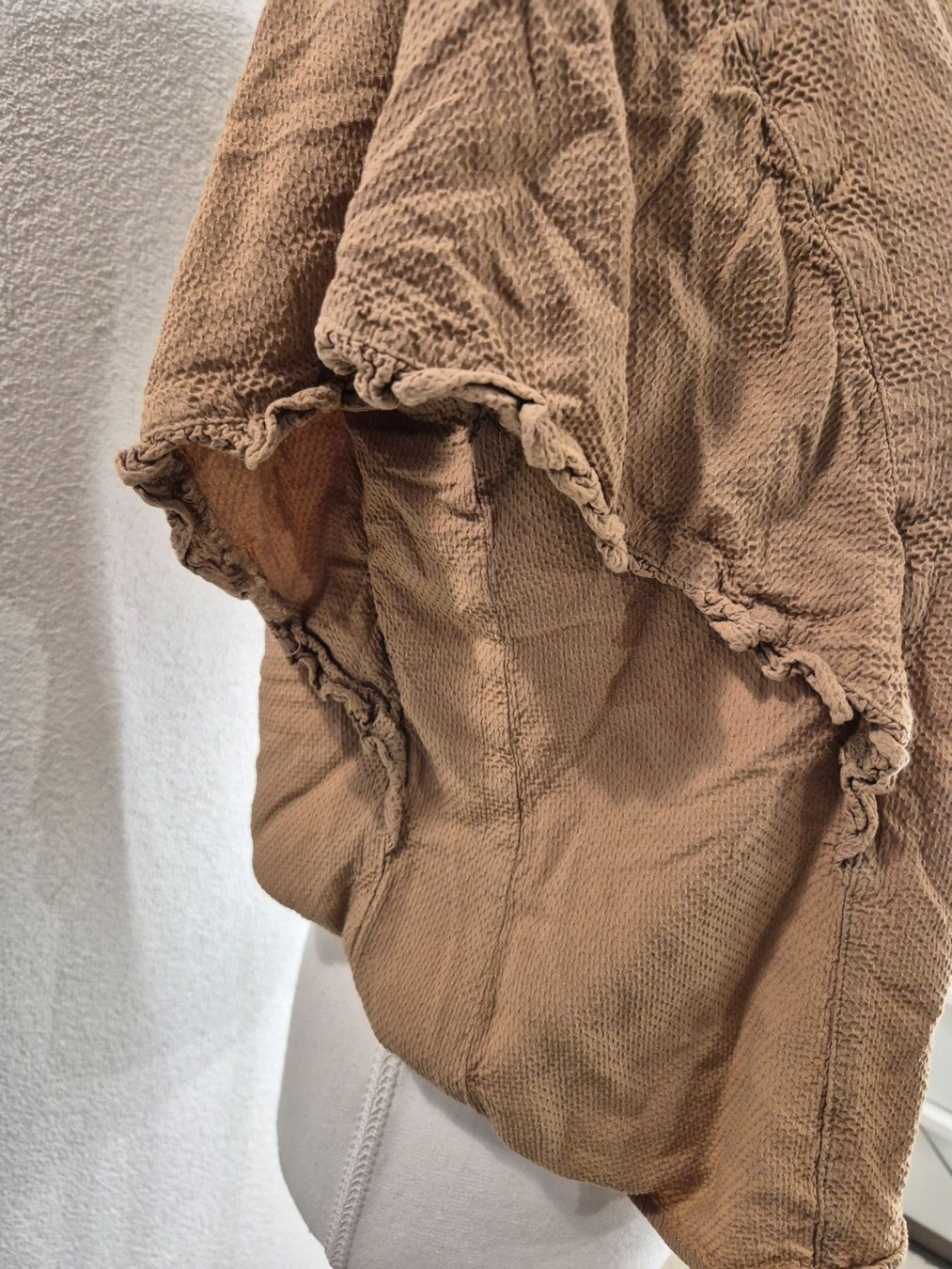 Blusen: Romantische Bluse in Dunkelbeige, Grösse M – Gebraucht aus La Neuveville von Vestiaire_2011 2