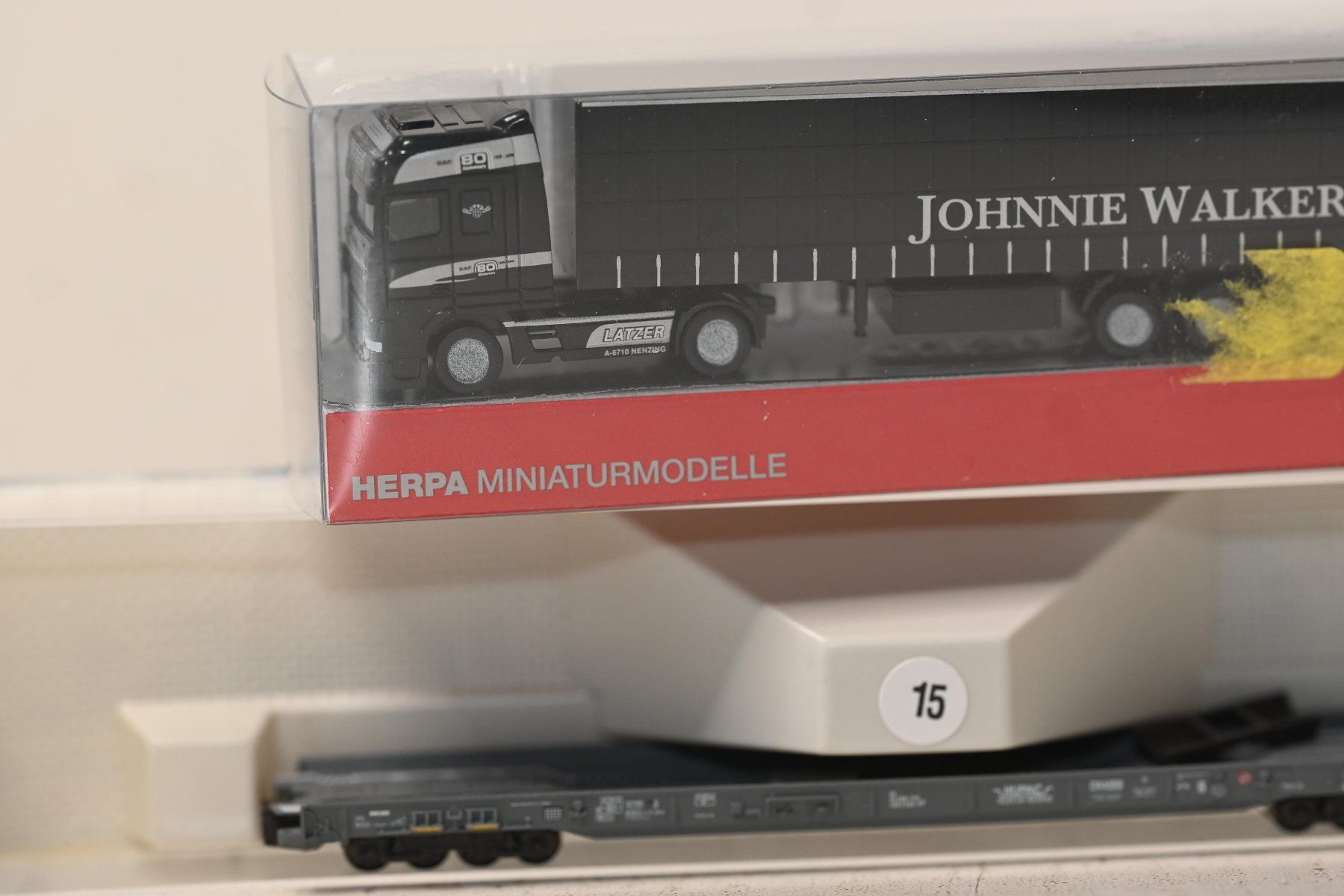 Fleischmann Modellini di ferrovie: Hupac Wagen Fleischmann Johnnie Walker Spur  N – Usato da Laupen ZH venduto da Zmoewe 1