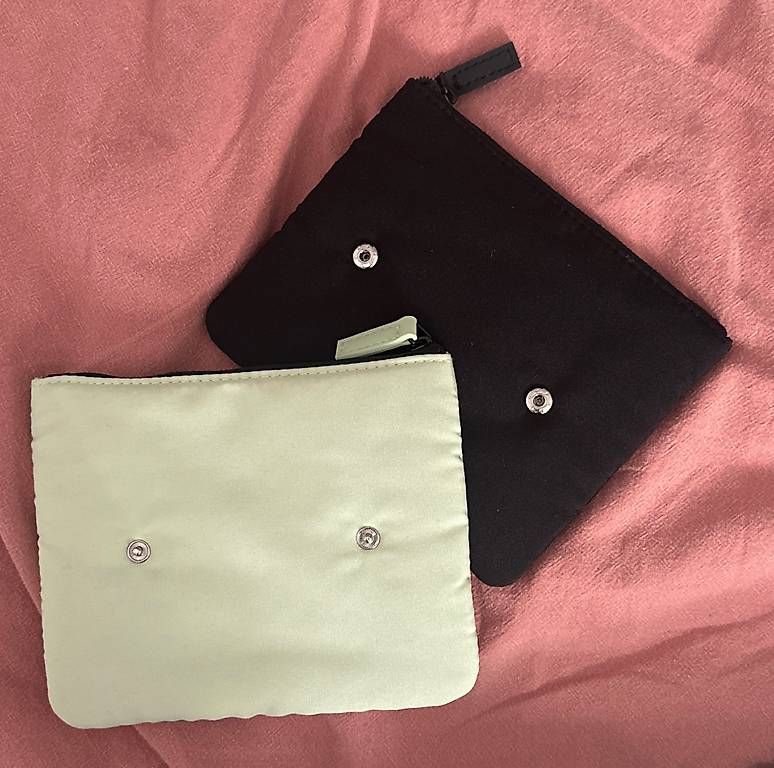 Custodie per cosmetici: 2 pochettes Prada  noir & vert menthe neuves – Usato da Lausanne venduto da mar_7x9x 1