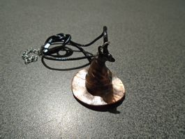 Kette schwarz, Anhänger: Zauberhut broncefarbig