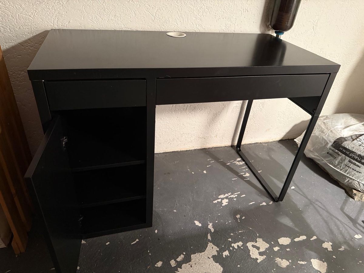 Bureaux: Schwarzer Tisch (105 x 50) – D'occasion à Riehen par loy_pkt5 3