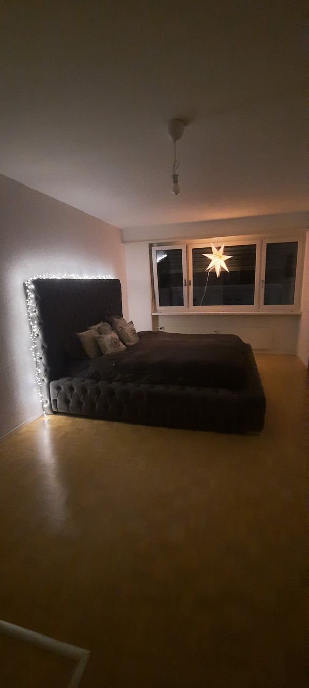 Lits: Bett mit gestepptem Kopfteil grau Grösse 180x200 cm – D'occasion à Basel par mil_7yhf 3