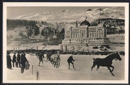 St. Moritz, Grand Hotel mit Skifahrern i