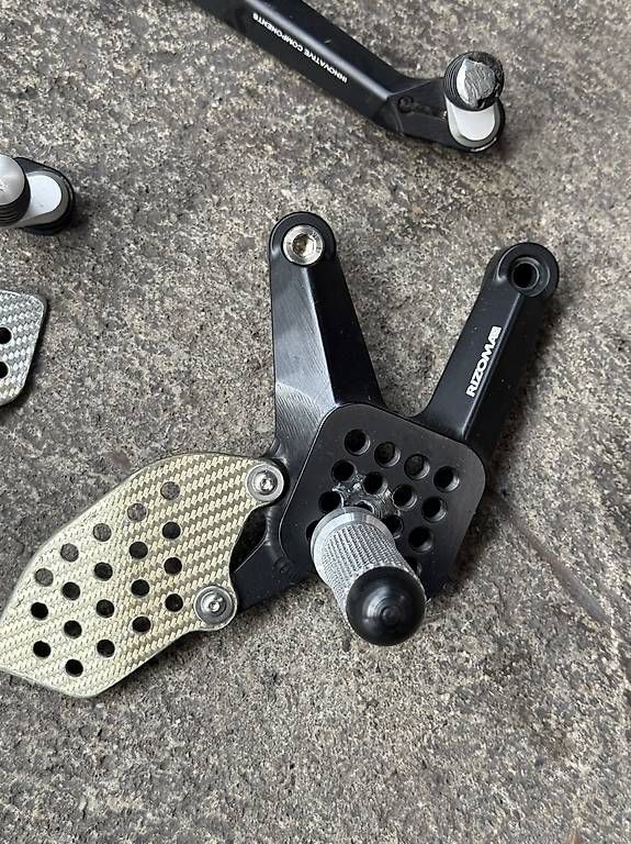 Rizoma Alle Motorradersatzteile: Rizoma Fussrasten Set für Ducati 848 / 1098 / 1198 / S / R – Gebraucht aus Bern von CarCollectorBern 4