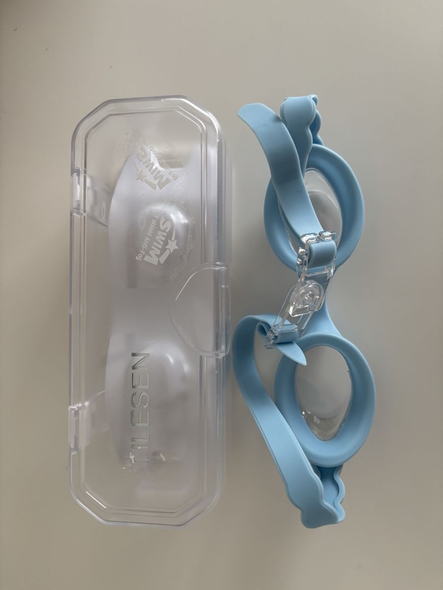 Occhiali & Lenti: Badebrille für Kinder, hellblau, inkl. Etui – Usato da Bülach venduto da Karuna 2