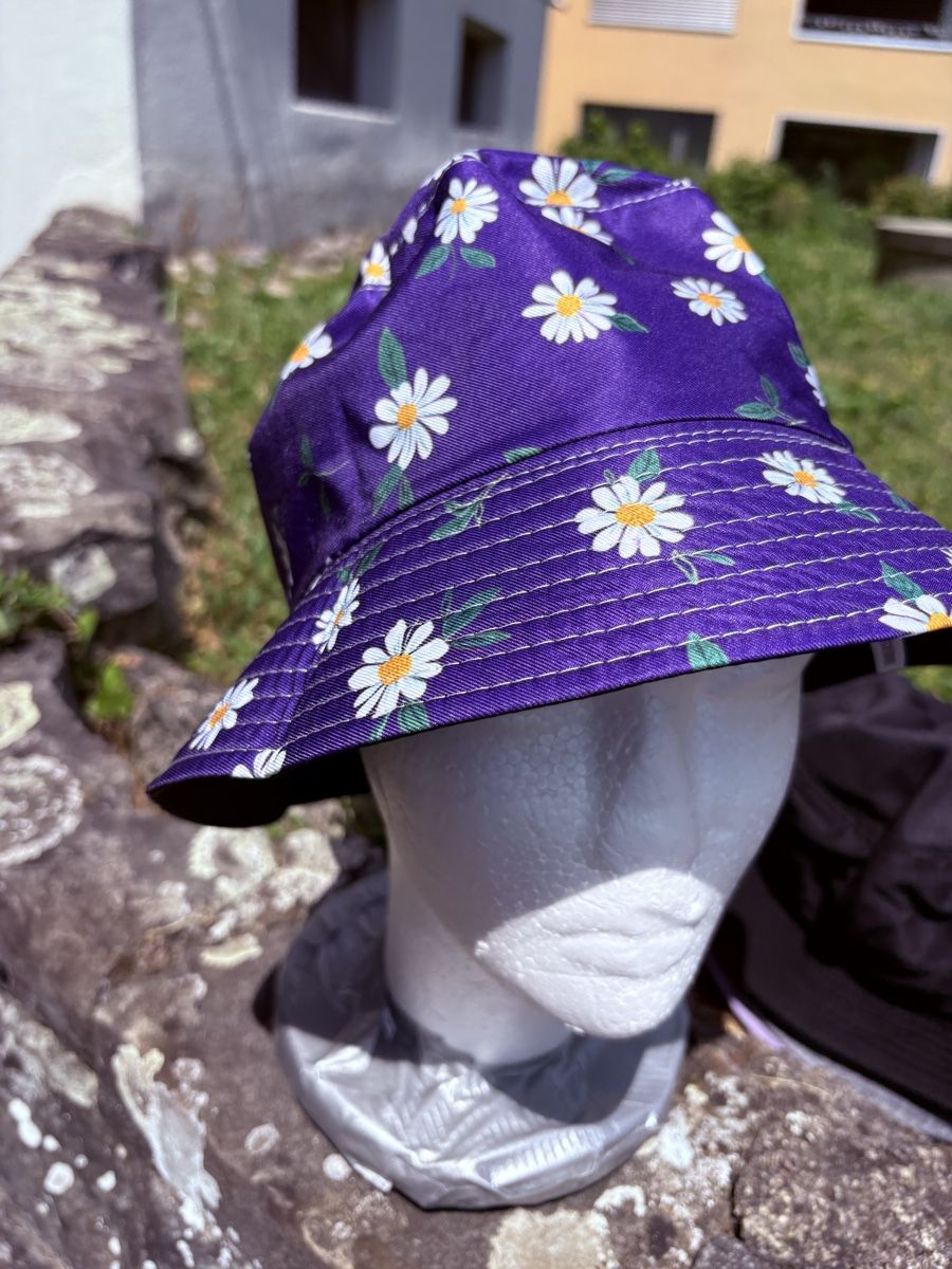 Copricapi, berretti & cappellini: Fischerhut lila mit Blumenmuster Damen  – Nuovo (secondo la descrizione) da Zürich venduto da venusandmars