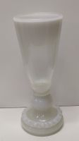 Antike Vase aus Opalglas, weiss  (L32)