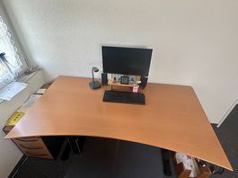 Hochwertiger Schreibtisch mit Kabelfach usw.