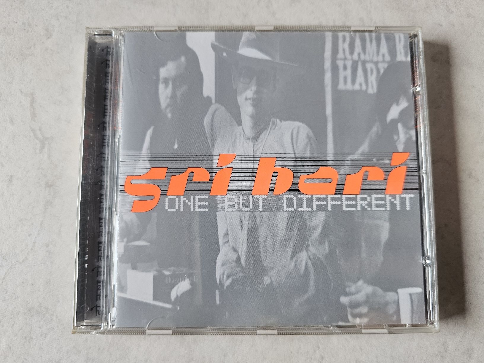 CD: Sri Hari  -  One But Different – Usato da Schneisingen venduto da backstore24
