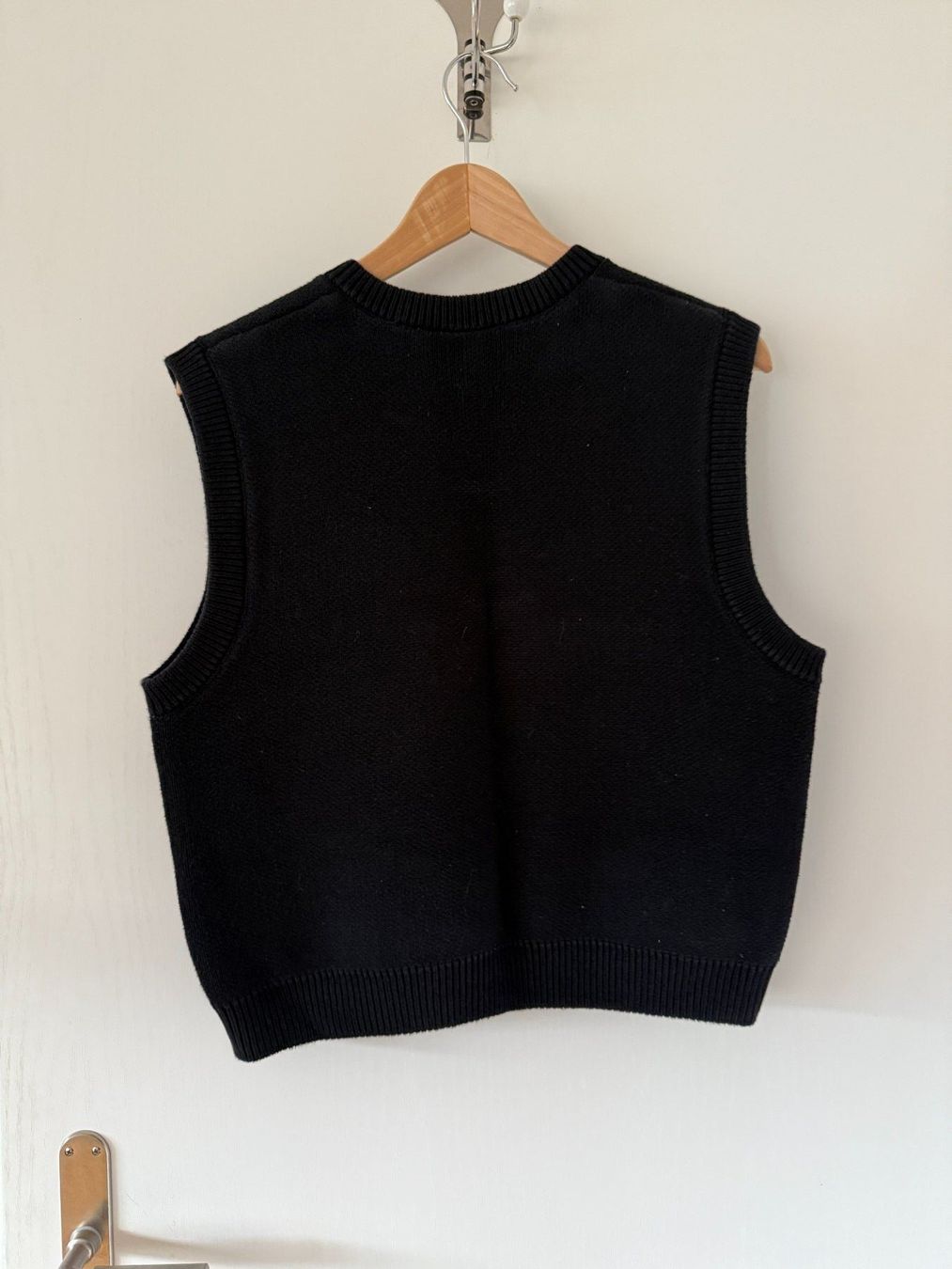 Weekday Gilet & Giacche: Schwarze gestrickte Weste mit V-Ausschnitt – Usato da Rickenbach b. Wil venduto da pia_mrx6 1