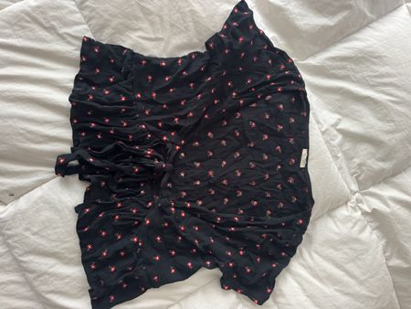 Chemisier Brandy Melville noir à fleurs noué bon état