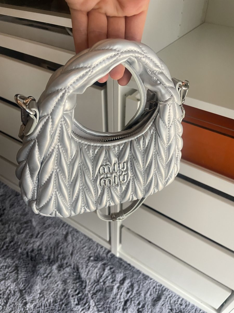 Miu Miu Taschen für Damen: Miu Miu Handtasche Silber klein – Gebraucht aus Rebstein von giu_hft9 2