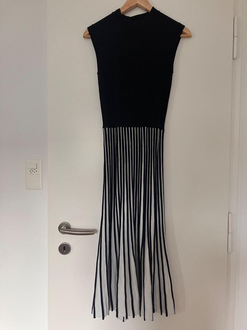 Morgan Vestiti: Robe noir et blanc rayée taille XS Morgan – Nuovo (secondo la descrizione) da Niederwangen BE venduto da audreychkaya 2