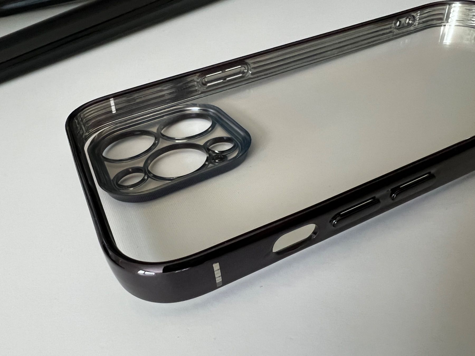 Cover & Protezioni schermo: NEUE Transparente Hülle IPhone 14 Pro Max mit schwarzem Rand – Nuovo (secondo la descrizione) da Altendorf venduto da wqv_97 3