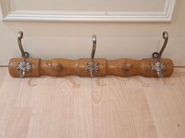 Antike französische Landhausgarderobe mit Metallhaken