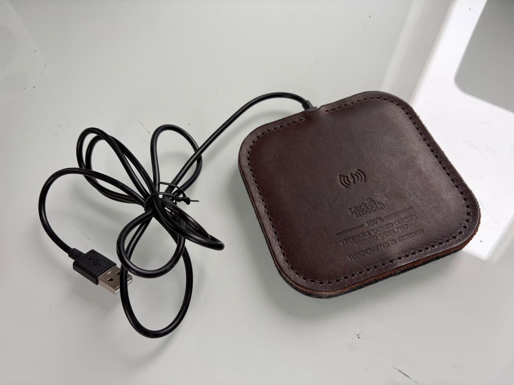Caricabatterie: Pack & Smooch Leder Wireless Charger TAURUS für iPhone – Usato da Zürich venduto da Nikitbone 3