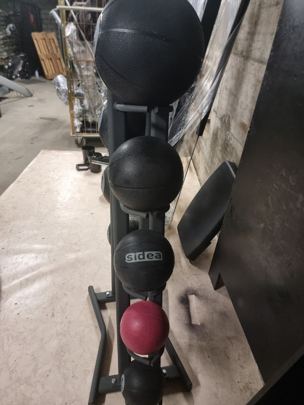 Palloni: Medizinbälle Sidea mit Ständer ball – Usato da Aarau venduto da Aboudx 2