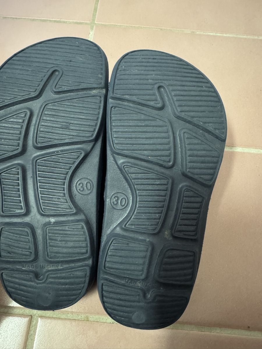 Schuhe für Jungen: Kinder Hausschuhe/Badelatschen 29–30 – Gebraucht aus Uetikon am See von Ala888 3