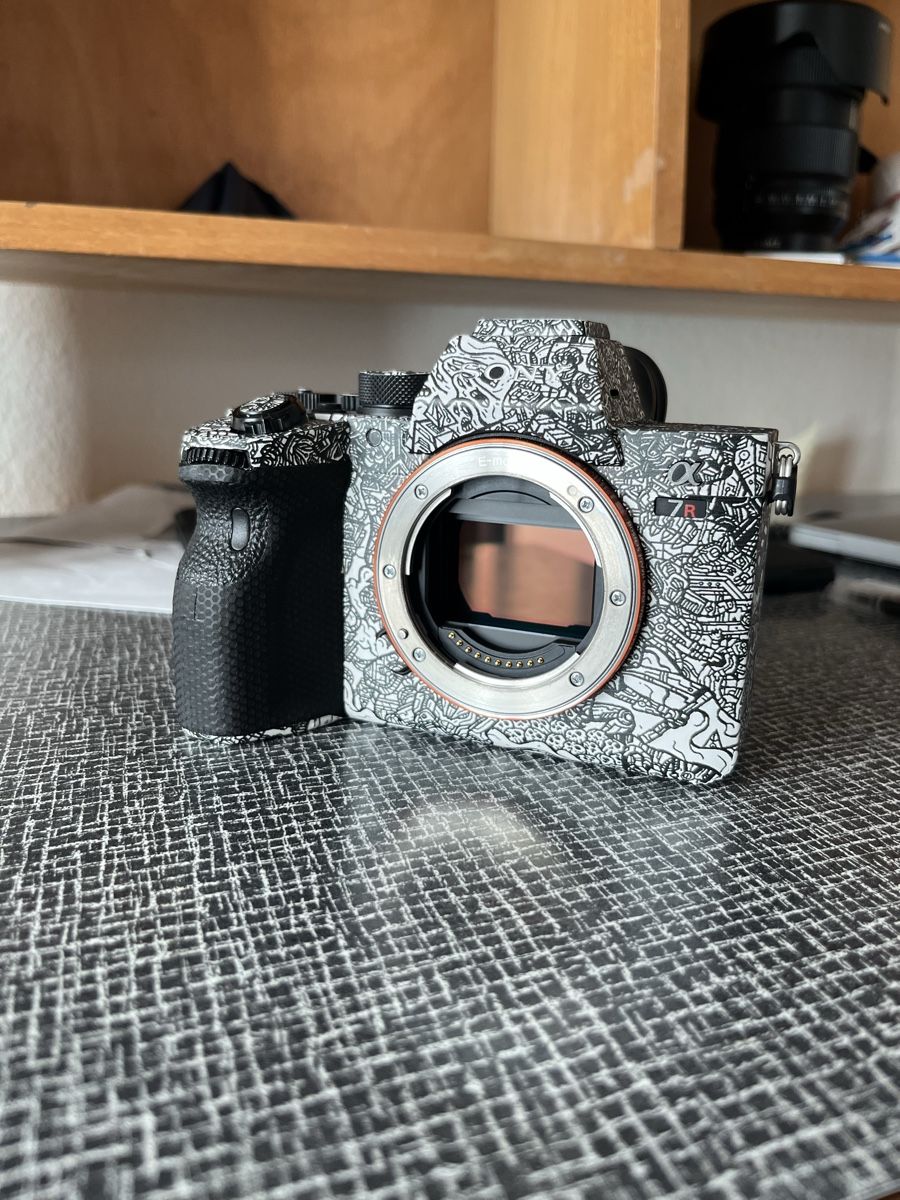 Sony Fotocamera: Sony Alpha 7RIV- Custom Skin - – Nuovo (secondo la descrizione) da Basel venduto da VictorHMolina