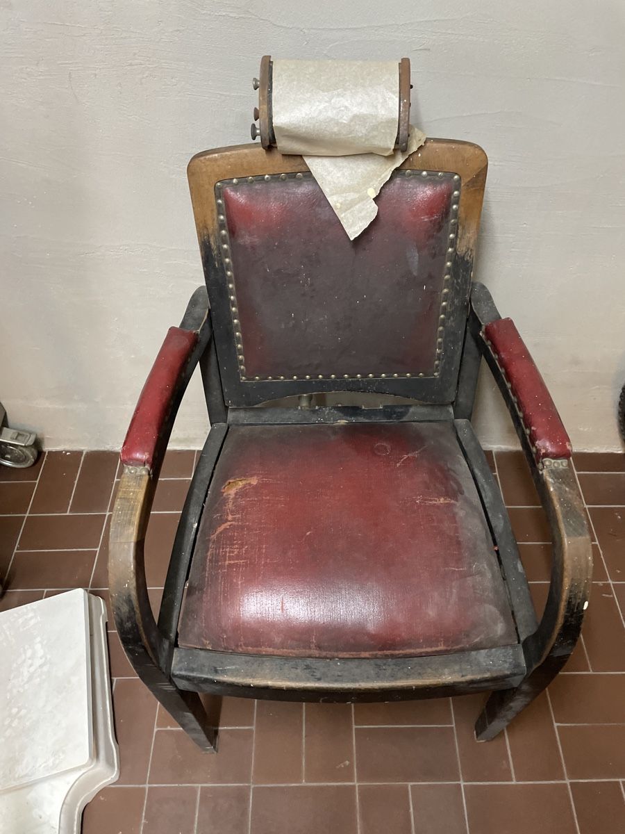 Sedie: Coiffeur Stuhl Antik – Usato da Dagmersellen venduto da INEICHEN-MULTIMEDIA
