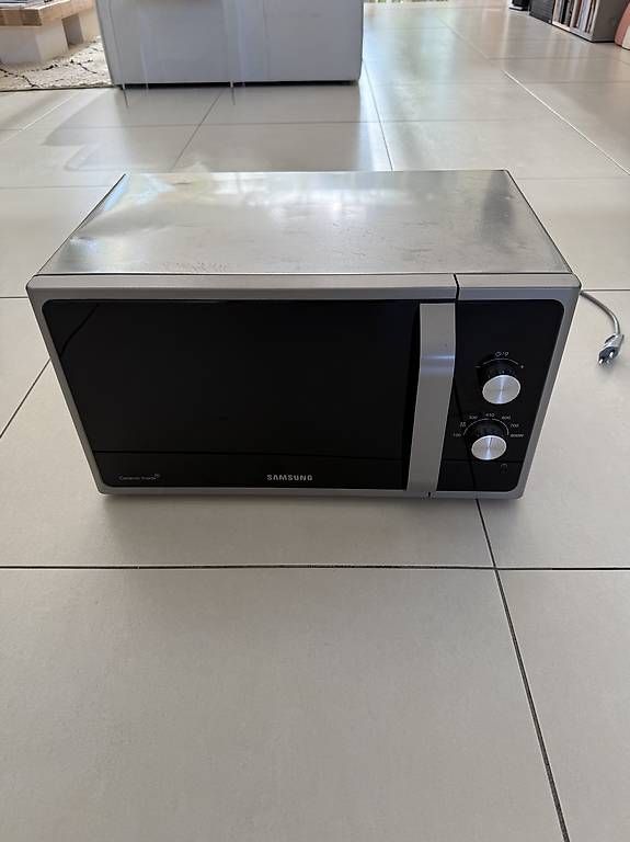 Backöfen: Micro-ondes Samsung MS23F301EFS – Gebraucht aus Thônex von julienkraus