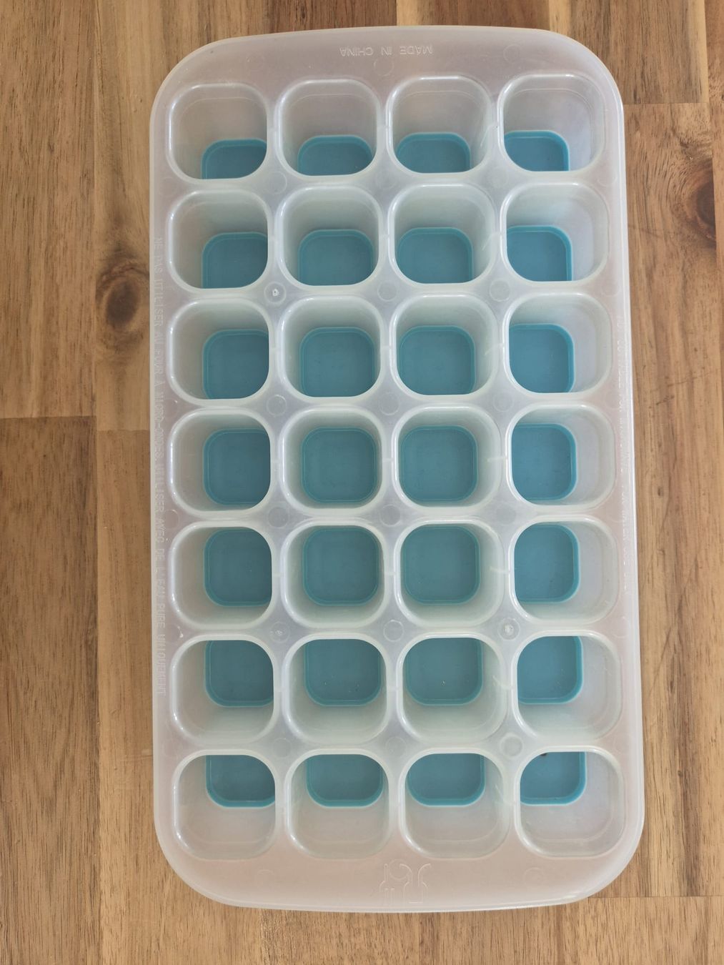 Tupperware Recipients et similaires: Bac à glaçons, compartiments avec couvercle 2x Rose et Bleu – Neuf (Voir description) à siviriez par Nessa1808 2