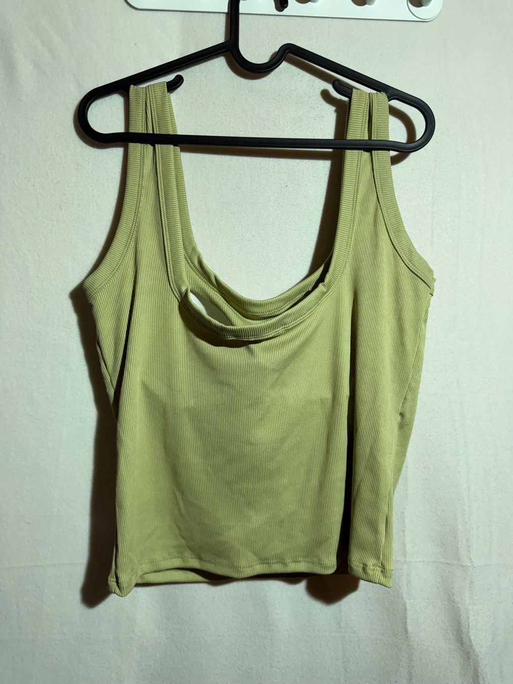 Tops: Grünes Basic mit Cups Gr. L – Neuf (Voir description) à Grosswangen par SALE_SALE_SALE 4