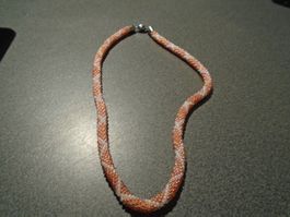 Kette lachs/weisse mini Perlen