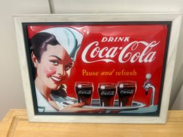 Blechschild Coca-Cola Retro Frau mit Gläsern gerahmt