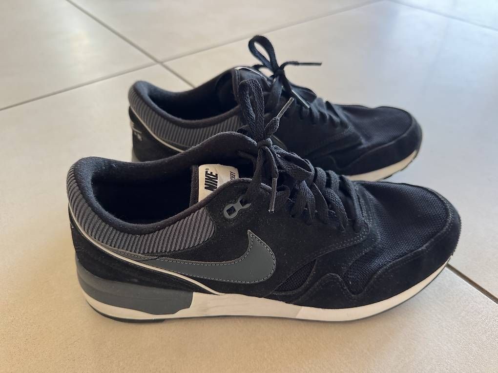 Nike Chaussures hommes: Nike Air Sneaker schwarz grau Grösse 44 – D'occasion à Hausen am Albis par Peterpan1234