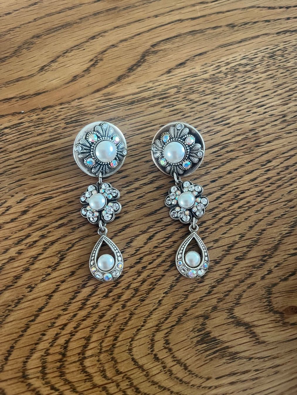 Boucles d'oreille: Hochwertiger silbriger Ohrschmuck mit Glitzersteinen. – D'occasion à Stans par valeriamanuela