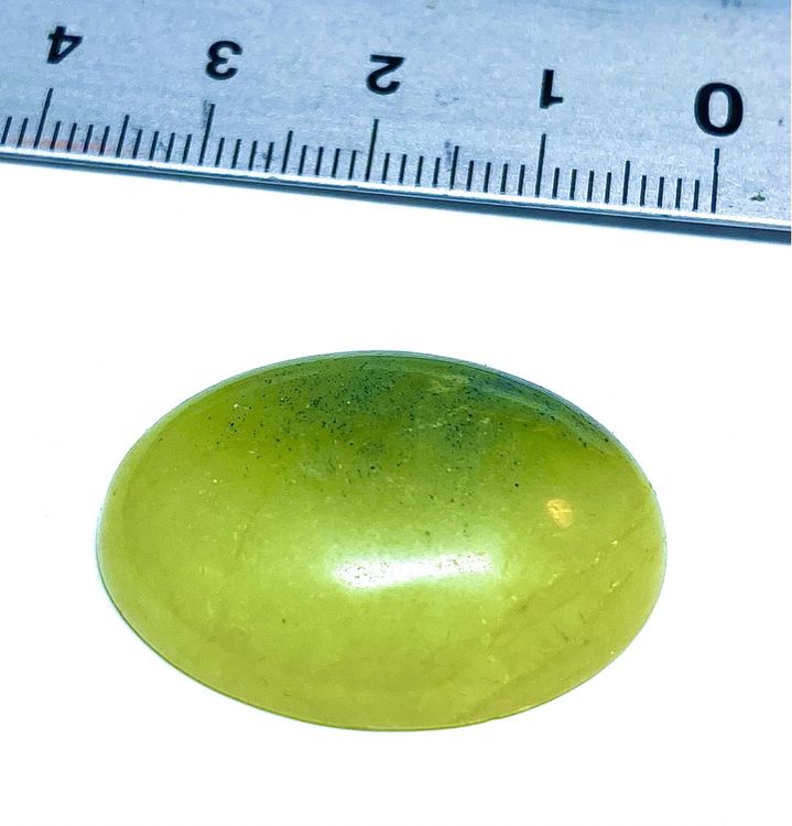 Hellgrünes Farbstein Cabochon, 33,55ct, im Rundschliff | Kaufen auf Ricardo