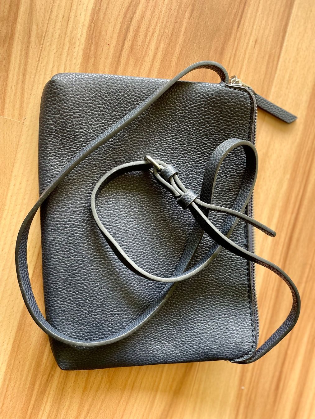 Taschen für Damen: Kleine dunkelblaue Umhängetasche – Neu (gemäss Beschreibung) aus Zug von mon_8wg6