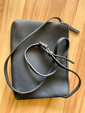 Kleine dunkelblaue Umhängetasche