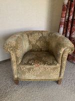 Sessel mit Blumenmuster und Ziernieten ,Zustand gebraucht