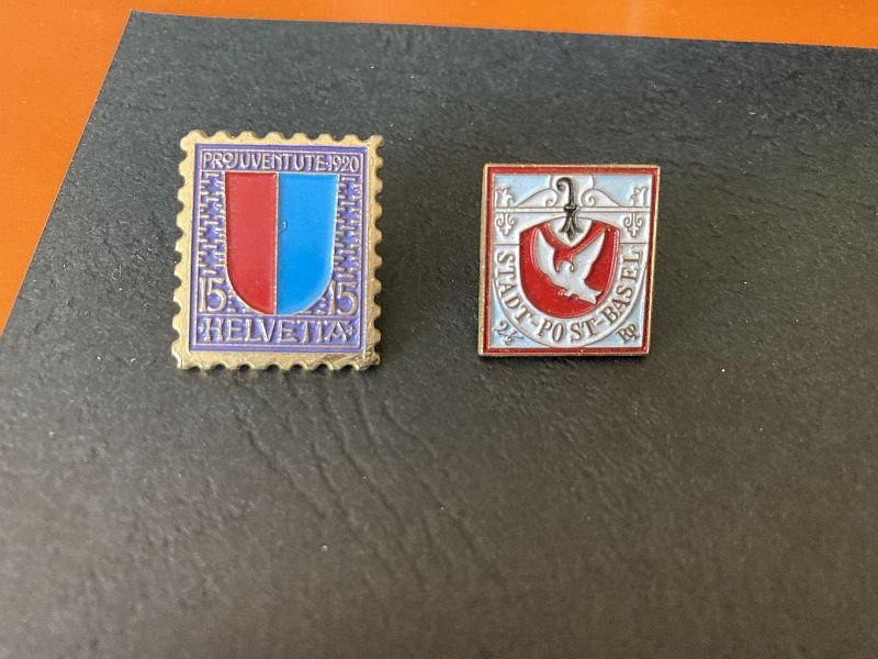 Spille & Fermagli: Pin's a tema filatelia – Usato da Airolo venduto da Hmagnum
