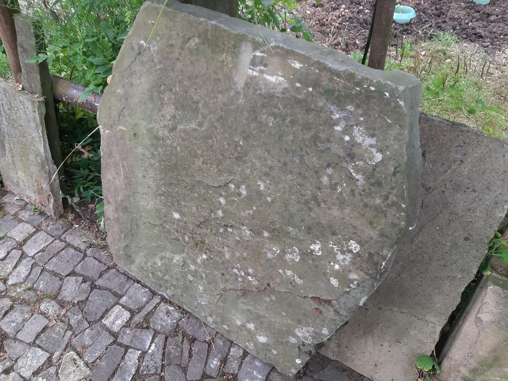 Pietre & tegole: Grosse Sandsteinplatte ca. 90 x 90 x 9.5cm – Usato da Volketswil venduto da bauteilverwerter
