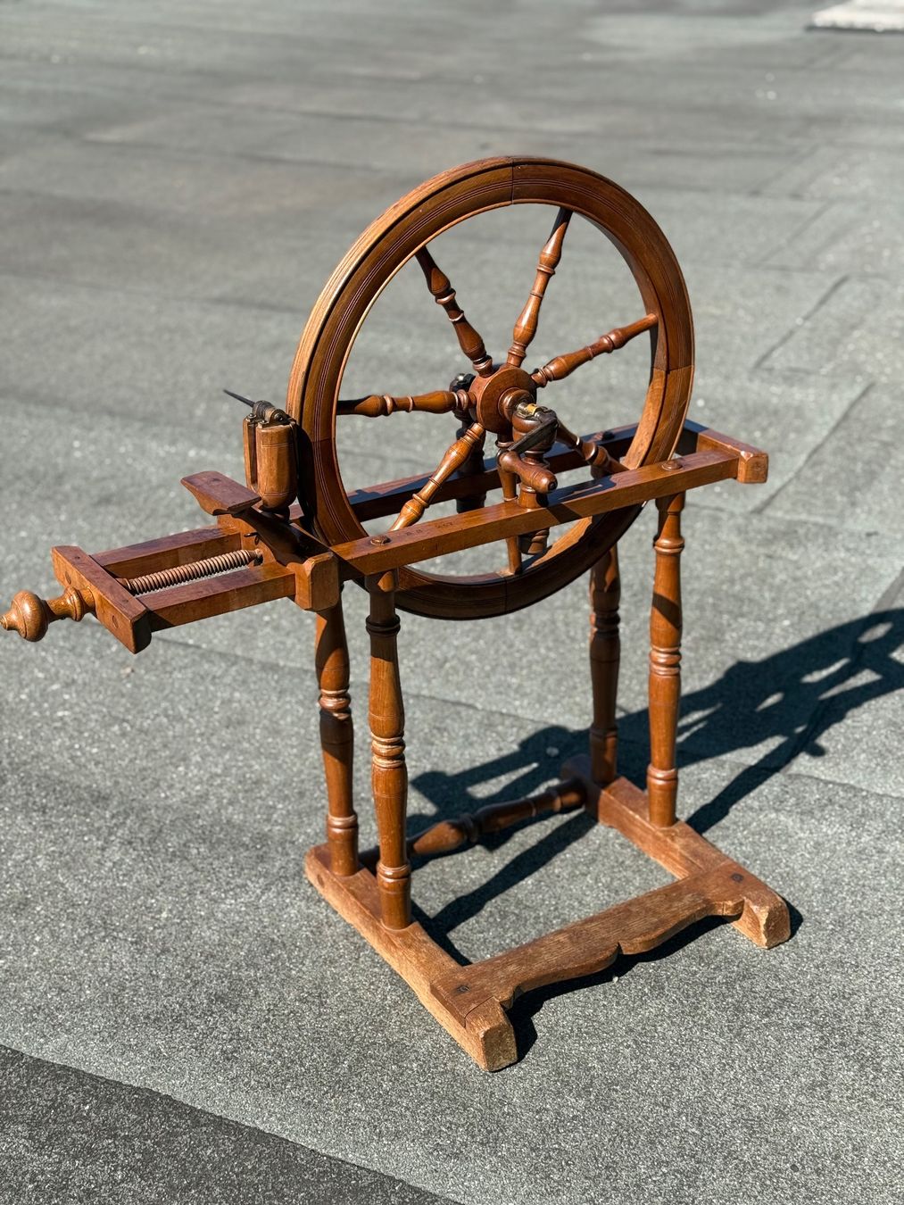 Spinnräder: Antikes Spinnrad aus Holz – Gebraucht aus Klingnau von Umweltklinik