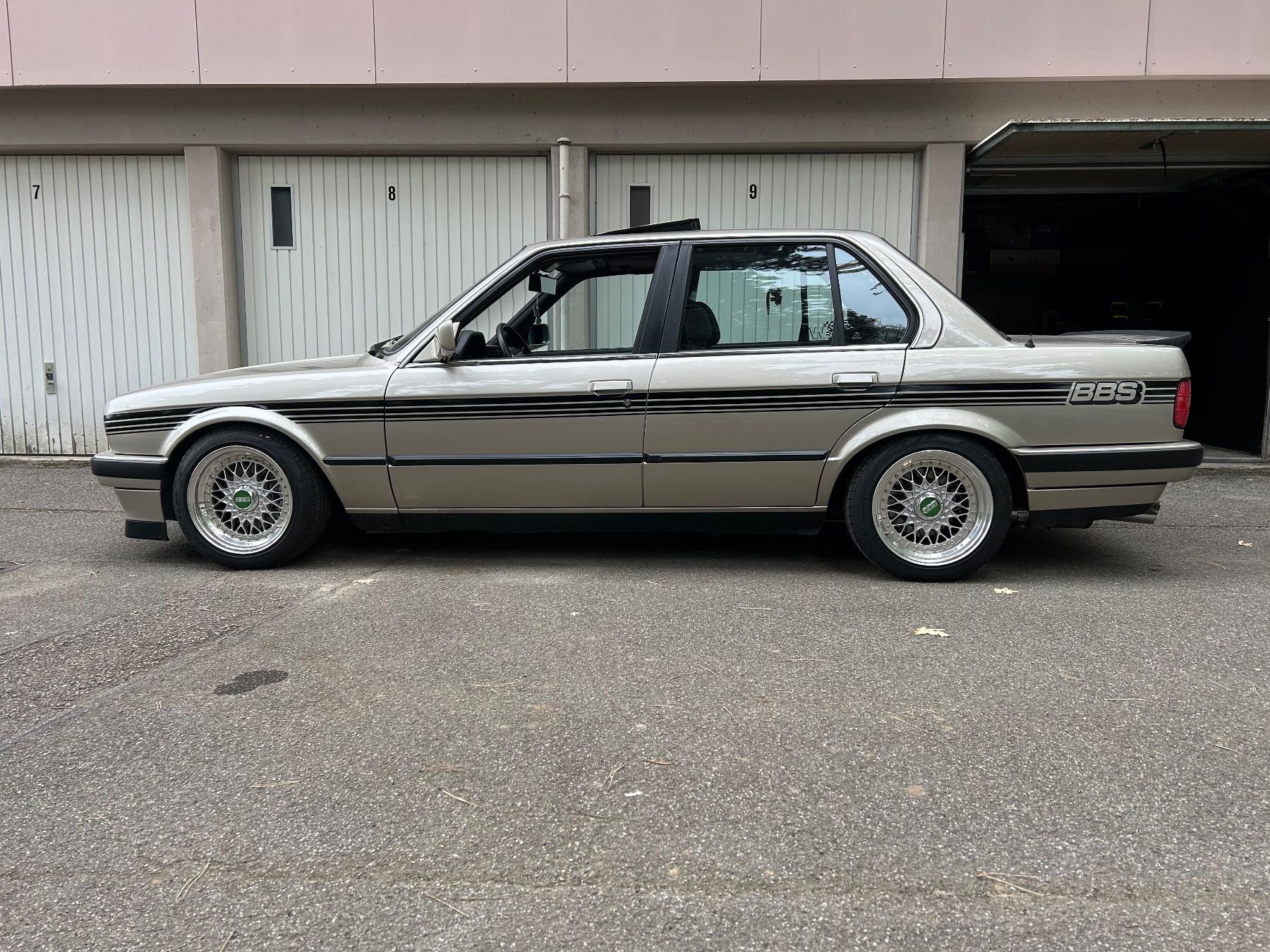 BMW Autos: BMW E30 325i Sedan – D'occasion à Gland par Helderap