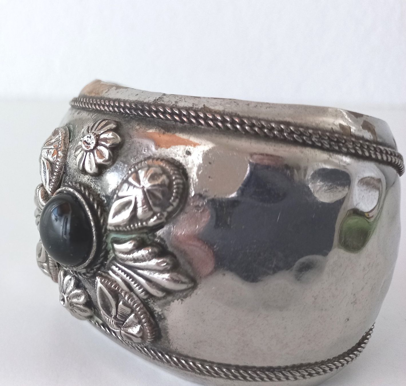 Statuette: Marokko, altes Berber-Armband aus versilbertem Messing – Usato da Bévilard venduto da Orscha 5