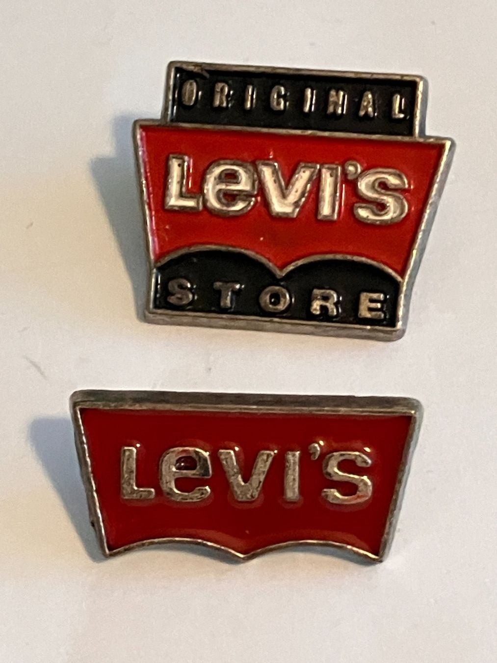 Placchette & Badge: 2 Pin Levi's – Usato da Basel venduto da djwwpp