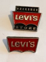 2 Pin Levi's