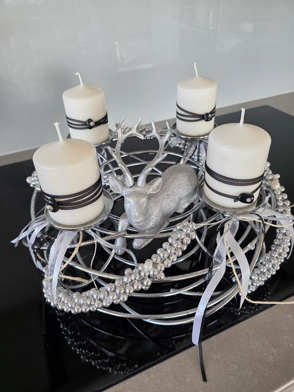 Tutte le decorazioni: Moderner Adventskranz aus Metall – Nuovo (secondo la descrizione) da Dürnten venduto da Pearl60